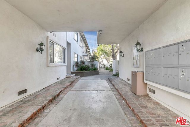 18619 COLLINS Street F19, Tarzana, CA 91356