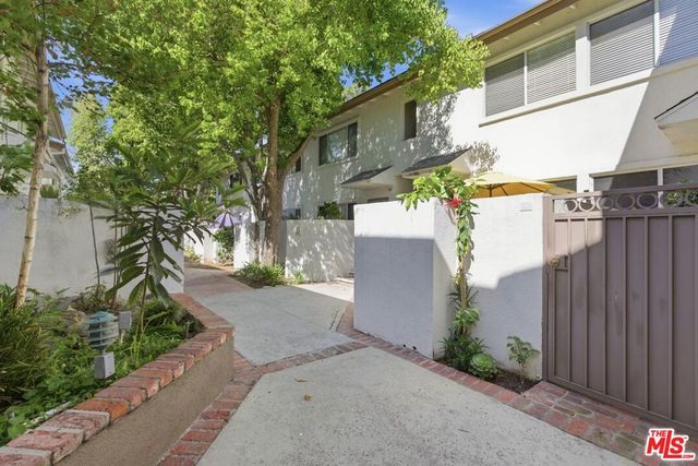 18619 COLLINS Street F19, Tarzana, CA 91356