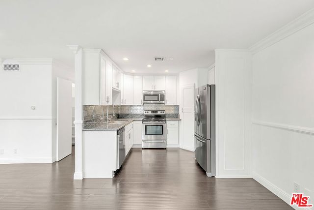 18619 COLLINS Street F19, Tarzana, CA 91356