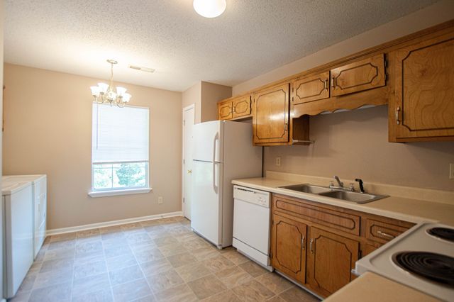 701 Peachers Dr Apt B, Clarksville, TN 37042