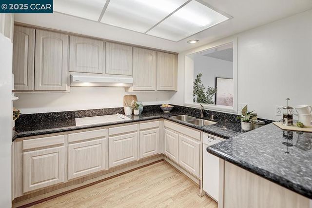 1429 Skycrest Dr 5, Walnut Creek, CA 94595