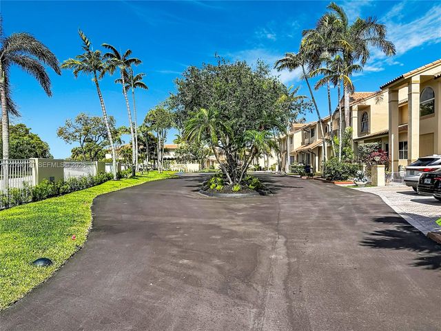 781 NE 195th St, Miami, FL 33179
