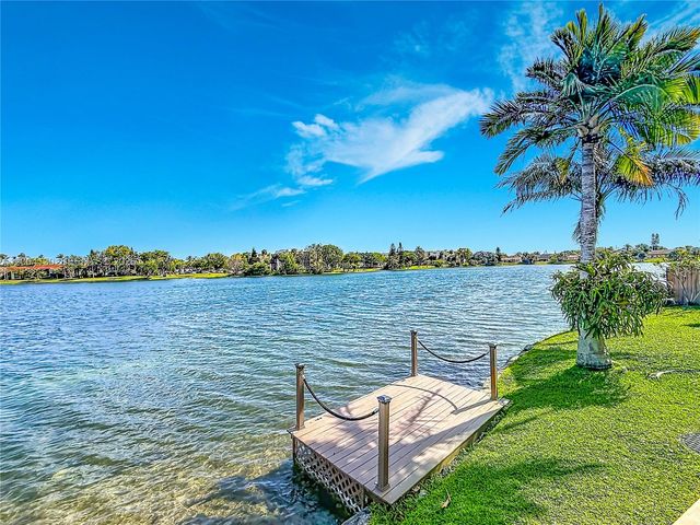 781 NE 195th St, Miami, FL 33179