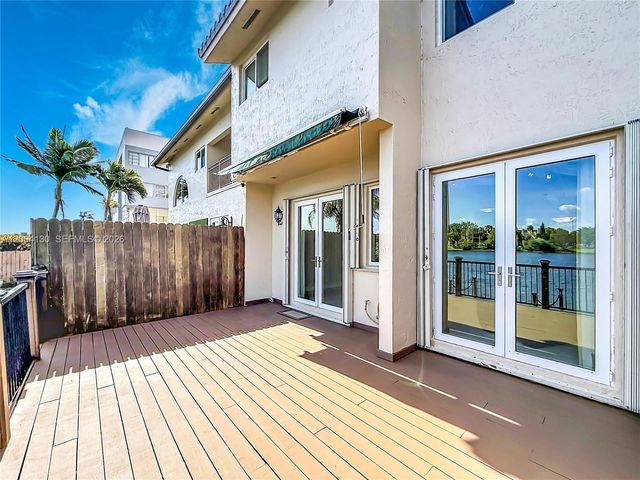 781 NE 195th St, Miami, FL 33179