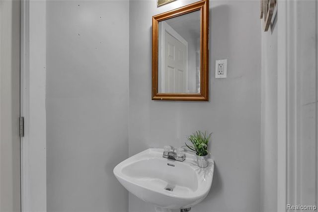 17150 Wakenden, Redford, MI 48240