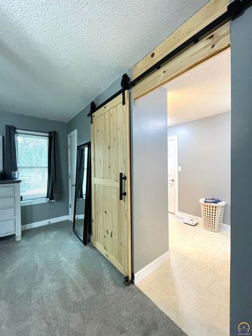 1836 SW Urish RD, Topeka, KS 66615