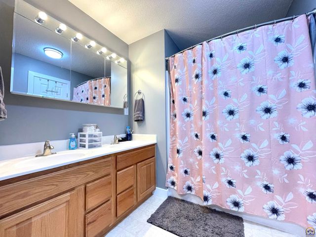 1836 SW Urish RD, Topeka, KS 66615