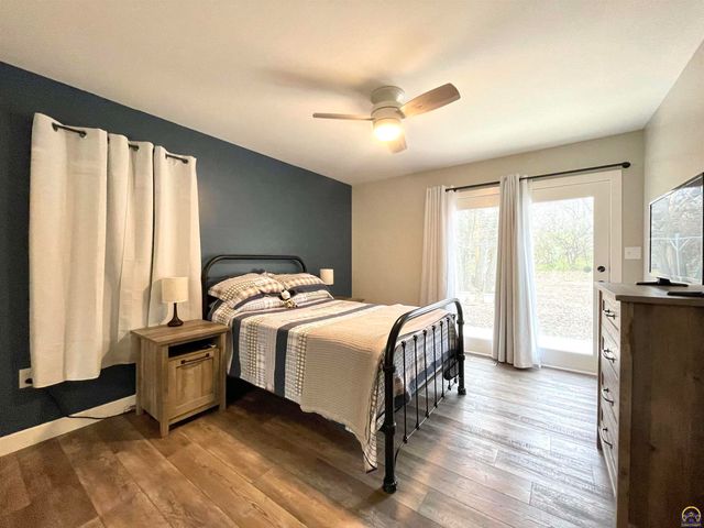 1836 SW Urish RD, Topeka, KS 66615