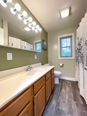 1836 SW Urish RD, Topeka, KS 66615