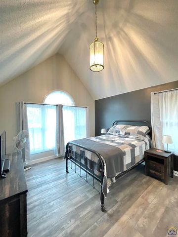 1836 SW Urish RD, Topeka, KS 66615