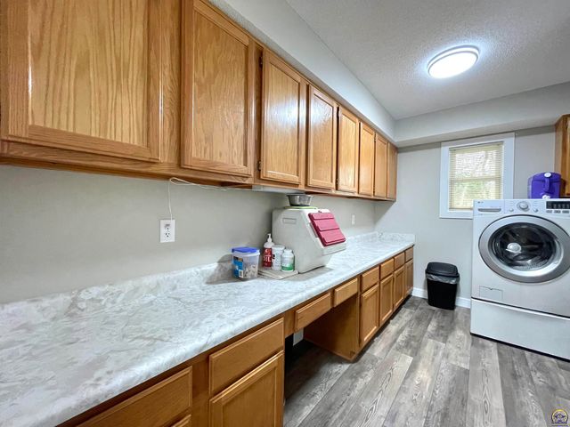 1836 SW Urish RD, Topeka, KS 66615