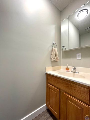 1836 SW Urish RD, Topeka, KS 66615