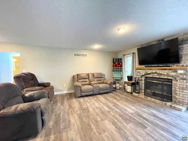 1836 SW Urish RD, Topeka, KS 66615