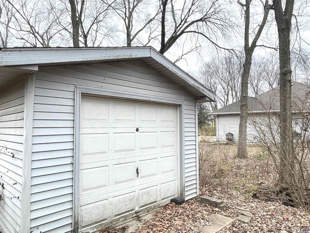 1836 SW Urish RD, Topeka, KS 66615