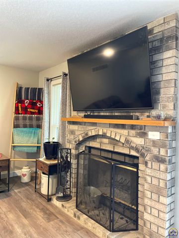 1836 SW Urish RD, Topeka, KS 66615