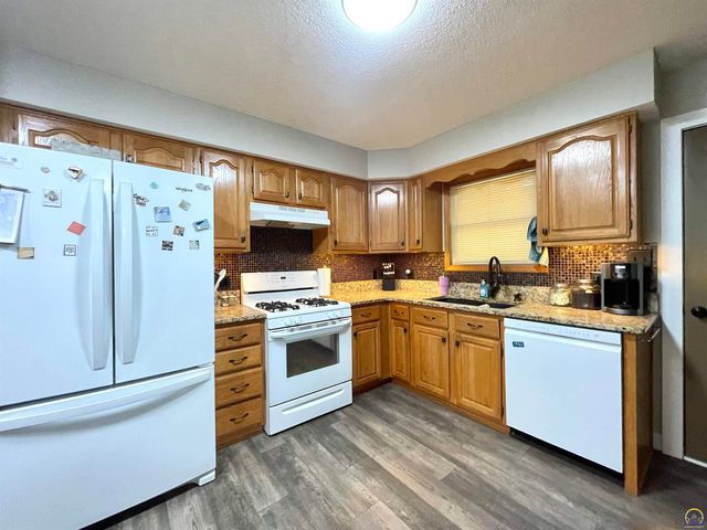 1836 SW Urish RD, Topeka, KS 66615