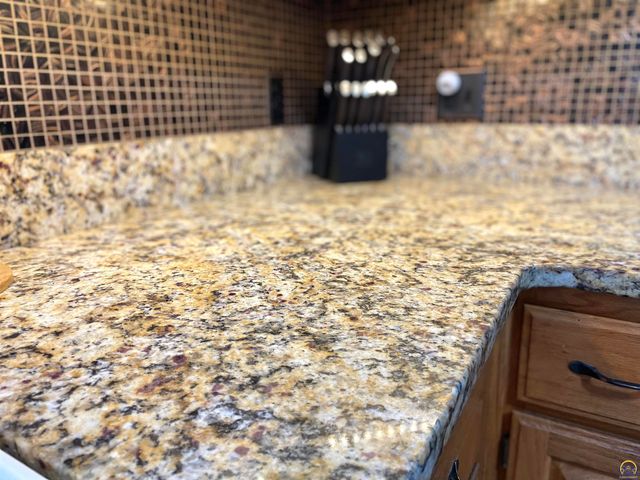 1836 SW Urish RD, Topeka, KS 66615