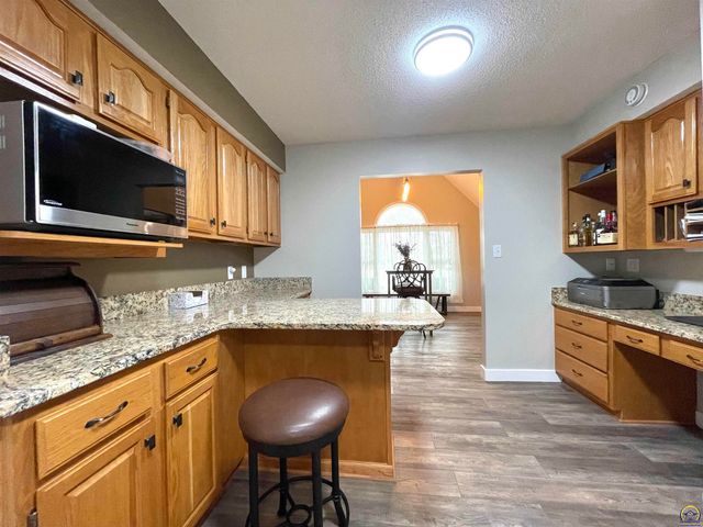 1836 SW Urish RD, Topeka, KS 66615