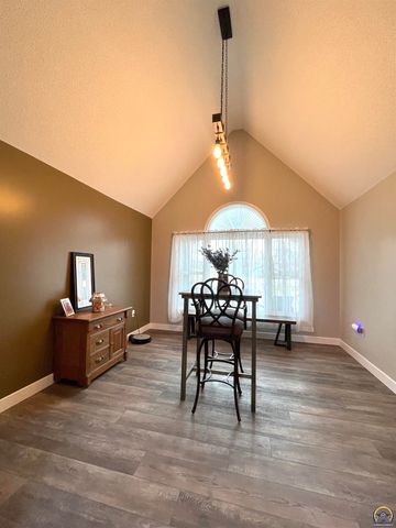 1836 SW Urish RD, Topeka, KS 66615