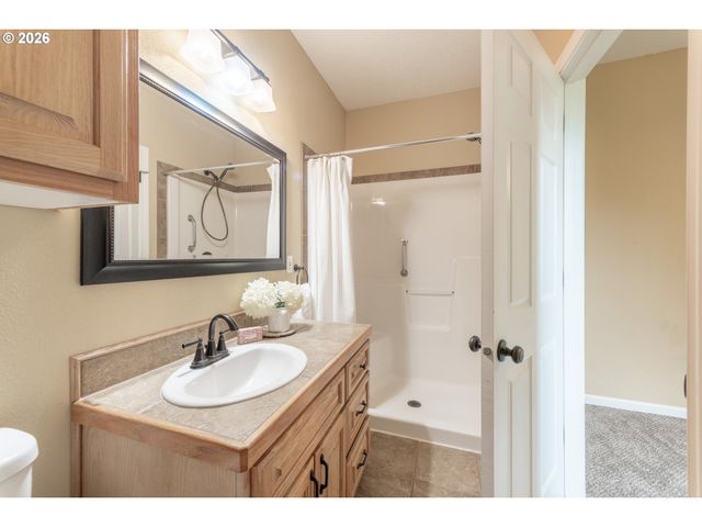39475 HOOD St, Sandy, OR 97055