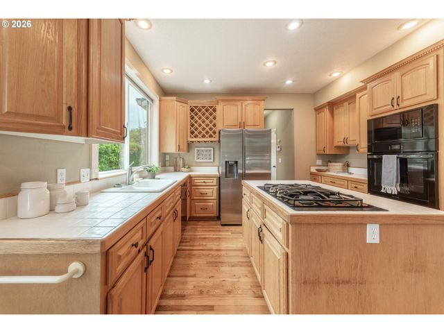 39475 HOOD St, Sandy, OR 97055