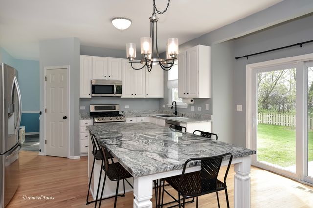 4560 Mackinac Street, Lake In The Hills, IL 60156