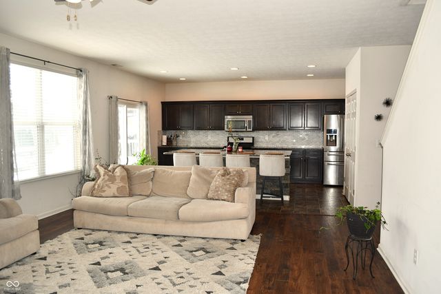 1922 Lakecrest Drive, Columbus, IN 47201