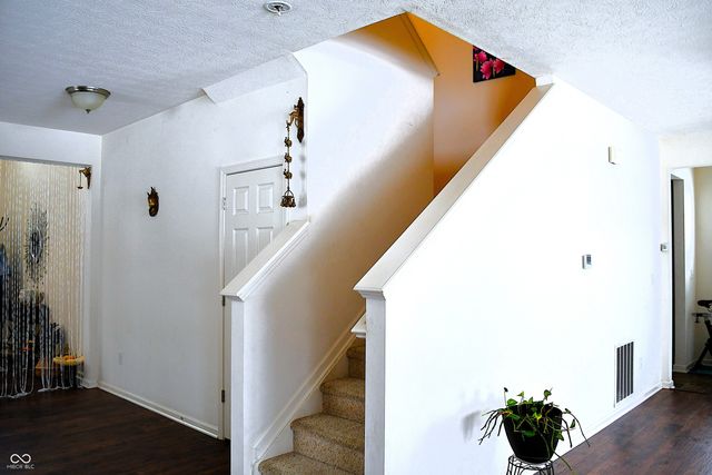 1922 Lakecrest Drive, Columbus, IN 47201