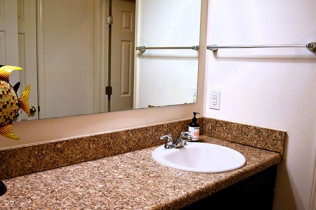 1922 Lakecrest Drive, Columbus, IN 47201