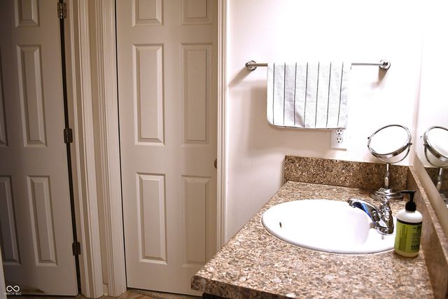 1922 Lakecrest Drive, Columbus, IN 47201