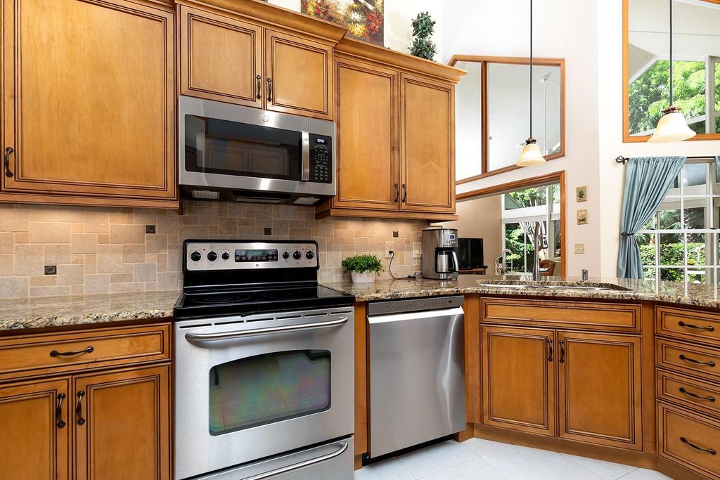 Image 10 of property listing at 808 SILVERWOOD DRIVE, Lake Mary, FL 32746