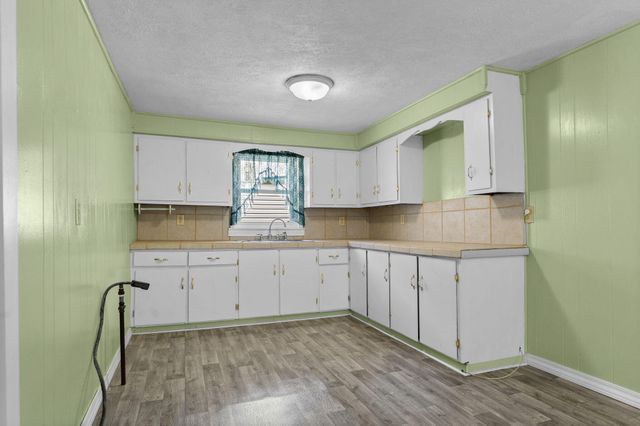 2406 W High Street, Springfield, MO 65803