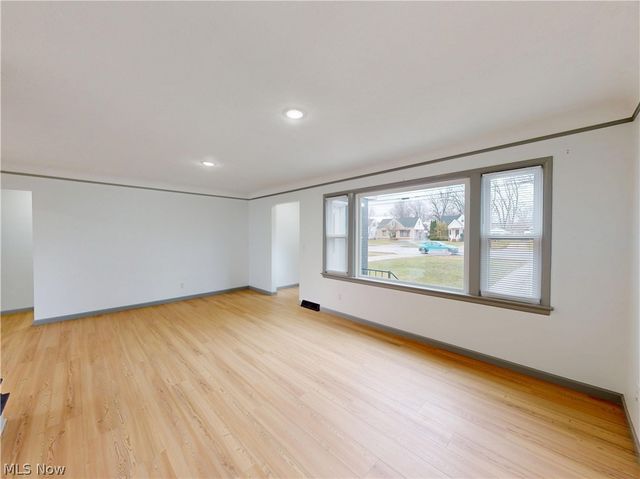 28507 Lakeshore Boulevard, Willowick, OH 44095