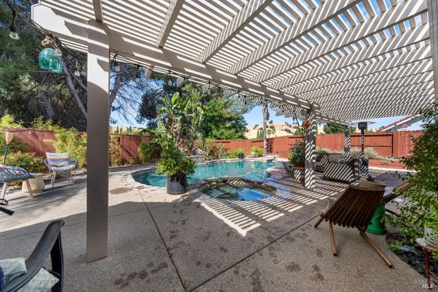 124 Pepperell Ct, Vacaville, CA 95688