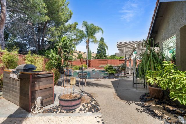 124 Pepperell Ct, Vacaville, CA 95688