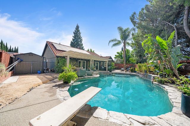 124 Pepperell Ct, Vacaville, CA 95688