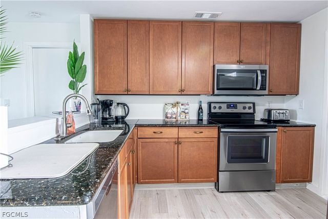 1913 SE 15th PL, Cape Coral, FL 33990