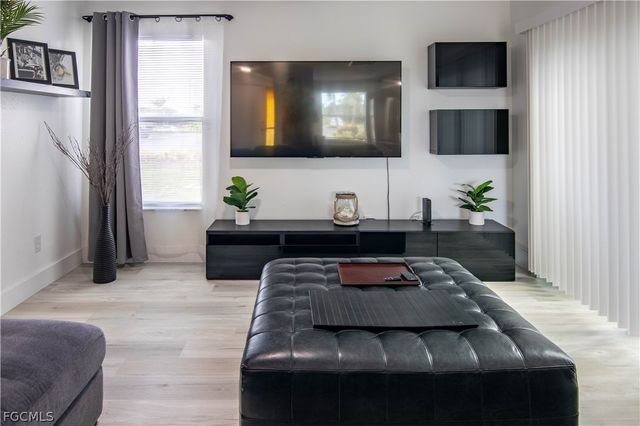 1913 SE 15th PL, Cape Coral, FL 33990