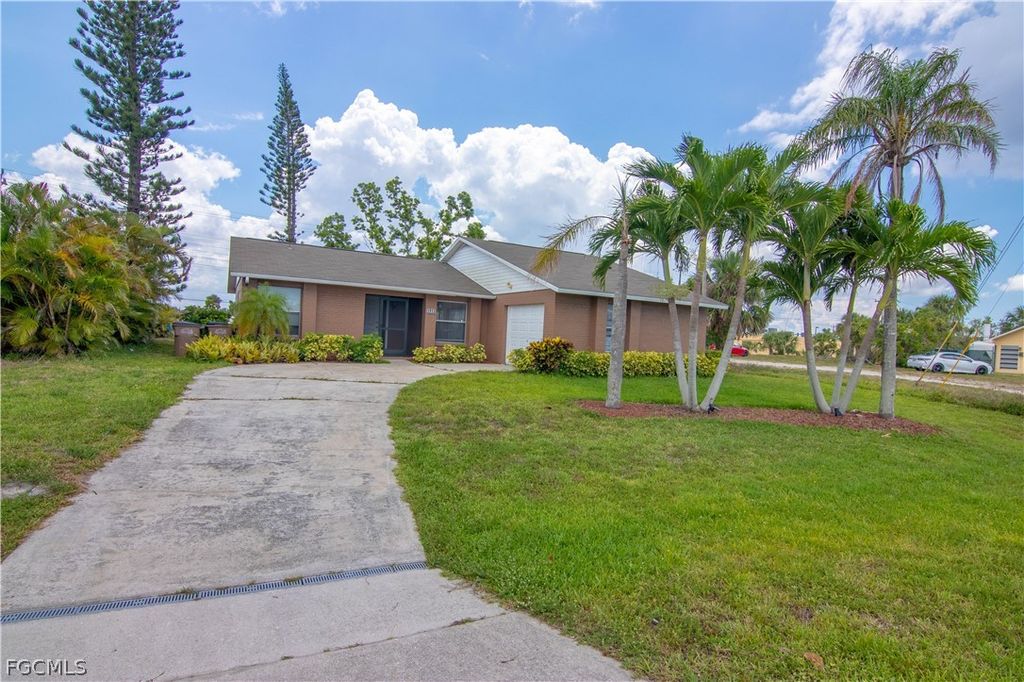 1913 SE 15th PL, Cape Coral, FL 33990