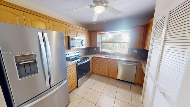 9301 Sunrise Lakes Boulevard 303, Sunrise, FL 33322