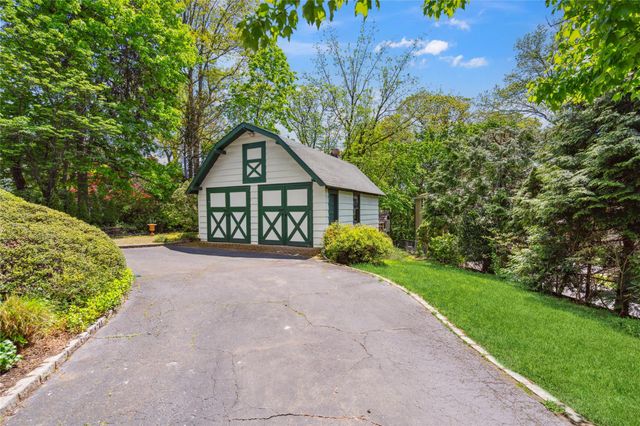 17 The Intervale, Roslyn Estates, NY 11576