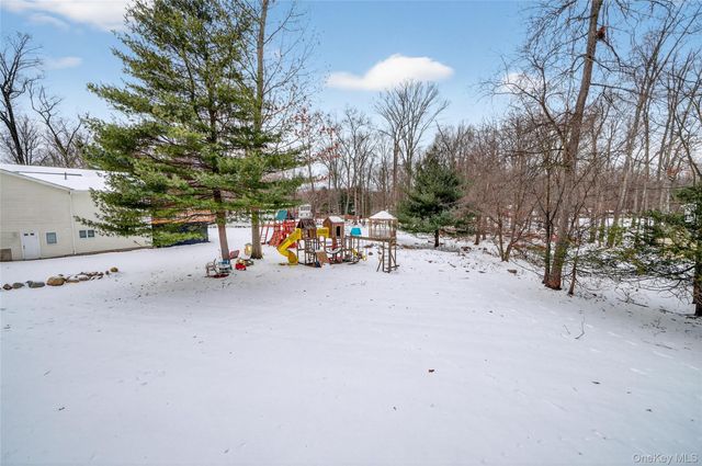 4 Lois Lane, Monsey, NY 10952