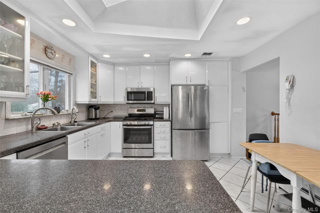 4 Lois Lane, Monsey, NY 10952