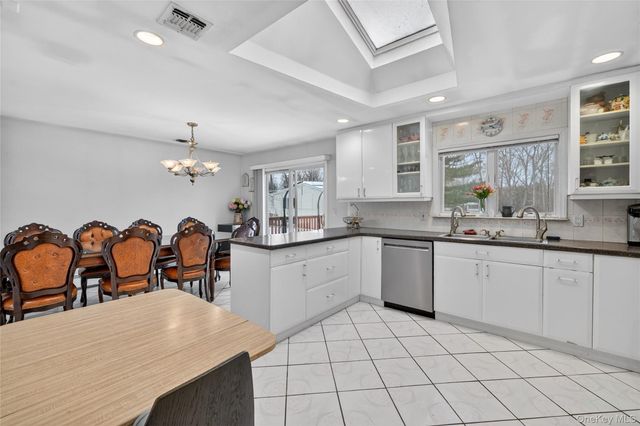 4 Lois Lane, Monsey, NY 10952