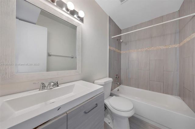 8713 SW 5th St 206, Pembroke Pines, FL 33025