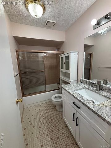 15140 Seagull Drive, Sterling Heights, MI 48313