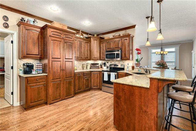 908 SW Olympia Court, Lee's Summit, MO 64082