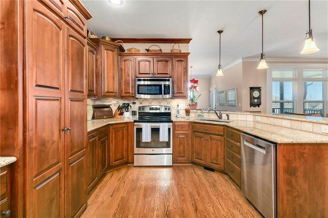 908 SW Olympia Court, Lee's Summit, MO 64082