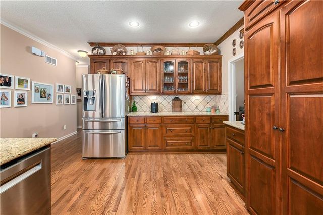 908 SW Olympia Court, Lee's Summit, MO 64082