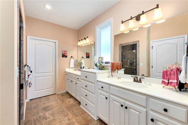 908 SW Olympia Court, Lee's Summit, MO 64082